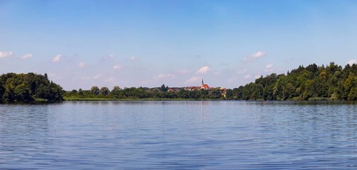 Abtsdorfer See with the village of Leobendorf