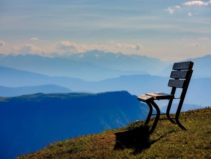 Mountain viewing bench