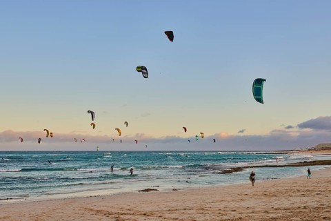 Many kitesurfers on the beach of Playa del Pozo