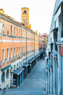 Closed souvenir shops at the Rialto Bridge due to the Corona Pandemic