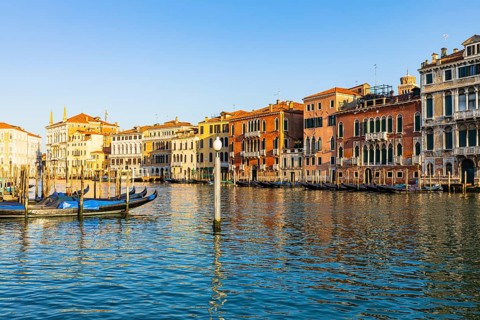Historical house facades on the Canale Grande in the morning light