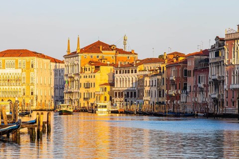 Historical house facades on the Canale Grande in the morning light