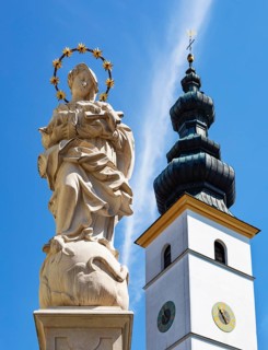 Market place with the parish church of St. Martin and Mariensaeule