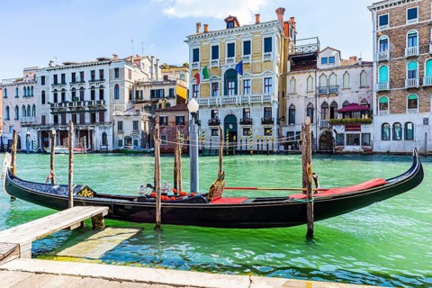 Gondola ready for boarding on the Canale Grande