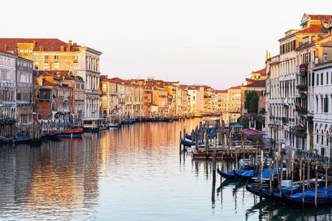 Historical house facades on the Canale Grande in the morning light