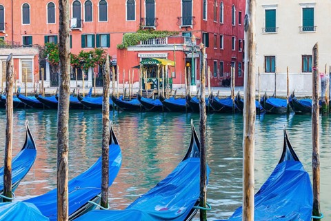 Parking gondolas on the Canale Grande caused by the Corona Pandemic