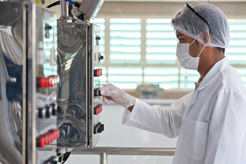 Employee at the cosmetics factory in Itupeva