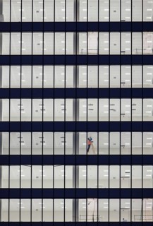 Worker in the facade of an office building on the outskirts of Madrid
