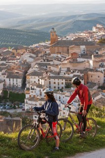 Two mountain bikers observe the village of Cazorla