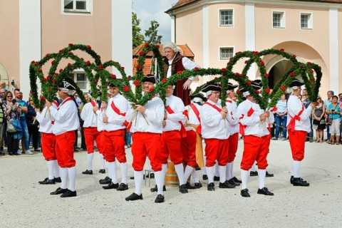 Ulmer Binder Dance in the monastery yard in Wiblingen