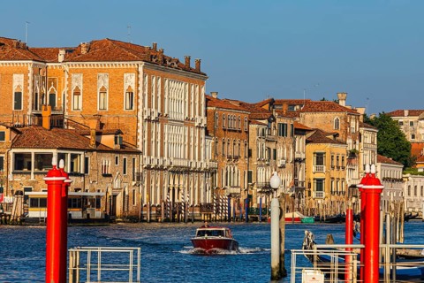 Historical house facades on the Canale Grande in the morning light