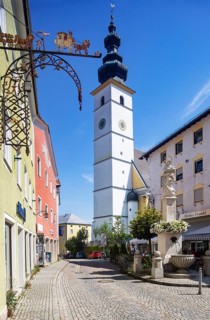Market place with the parish church of St. Martin and Mariensaeule