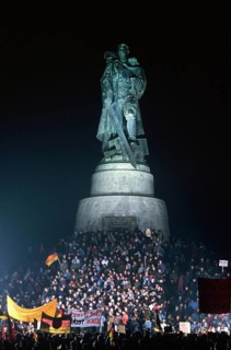 Demonstration against neo-Nazism in the GDR in front of the Soviet Memorial in Treptow