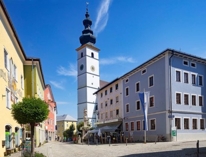 Market place with parish church Sankt Martin