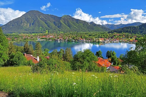 Lake panorama with village view and parish church in front of the Wallberg