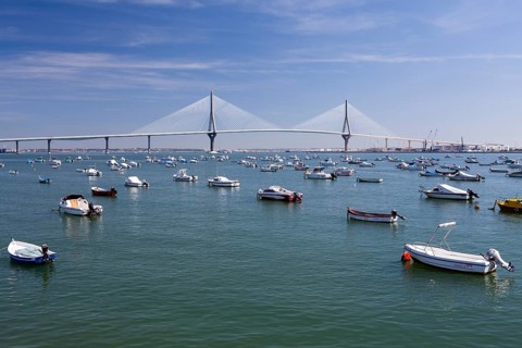 Small boats off the Puente de la Constitucion de 1812