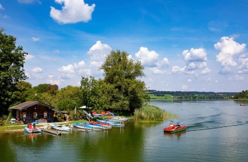 Boat rental at Lake Tachingen near Tettenhausen