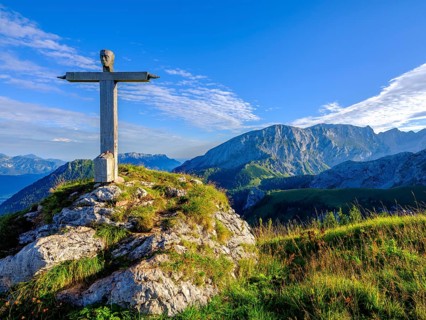 Summit cross of the red disc with view of the Hohe Brett