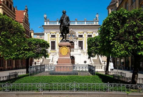 Goethe Monument and the Old Stock Exchange at Naschmarkt