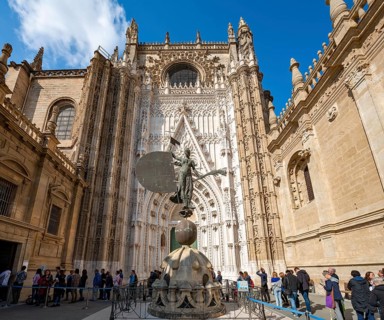 Tourists waiting at the entrance of the cathedral