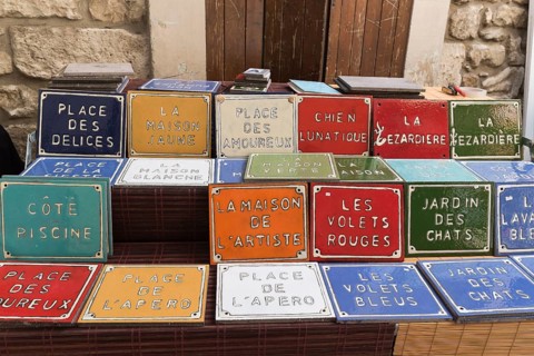 Ceramic signs at the weekly market in Apt