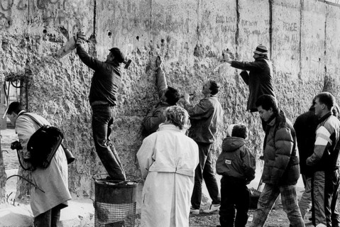 Tourists called wall woodpeckers at the Berlin Mauer and Brandenburg Gate