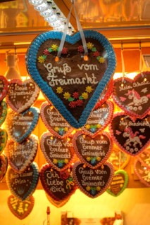 Gingerbread hearts in a confectionery stand at the Bremen Freimarkt at dusk