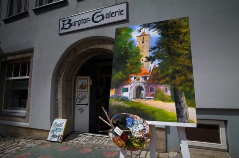 Oil painting in front of the entrance to the Burgtor-Galerie