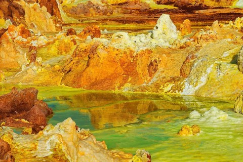 Salt structures in a highly saturated acidic brine pool