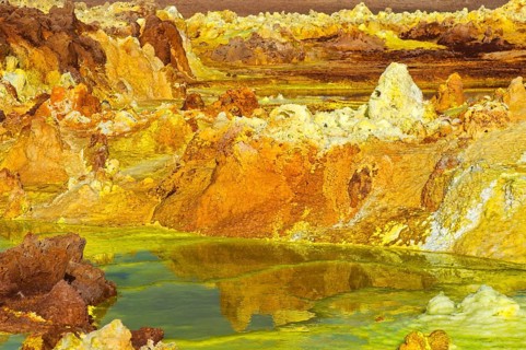 Salt structures in a highly saturated acidic brine pool