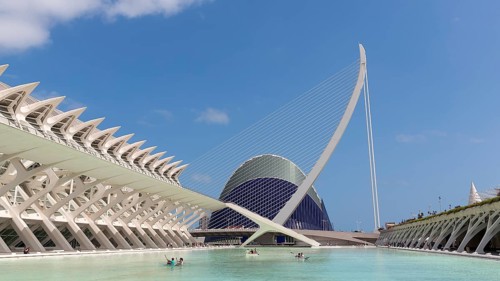 Principe Felipe Science Museum and Puente de l'Assut de l'Or Bridge