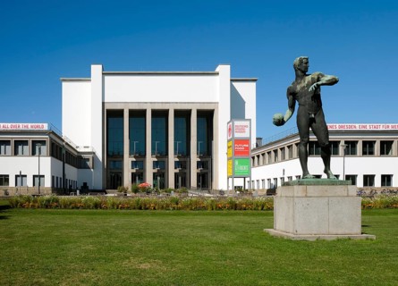 Sculpture discus thrower