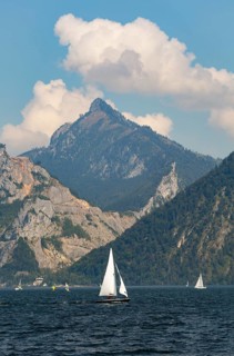 Sailing boats at the Lake Traun with Hochkogel