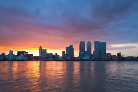 Canary Wharf Finanzdistrikt mit Blick ueber die Themse