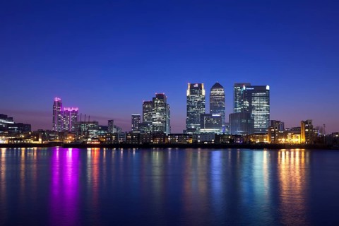 Canary Wharf Finanzdistrikt mit Blick ueber die Themse