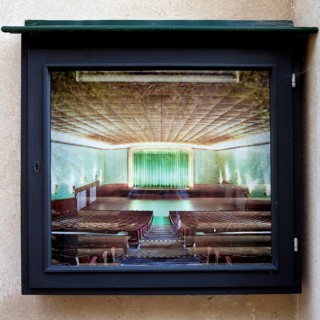 Showcase with photo of the heritage-protected Belgian troop cinema