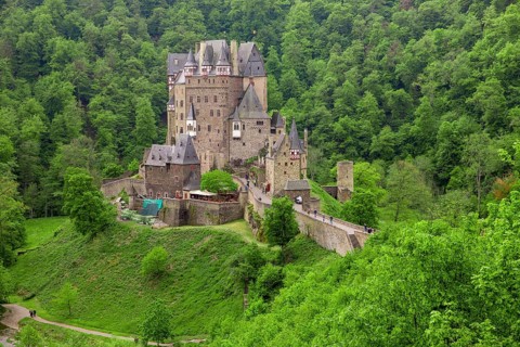 Burg Eltz surrounded by green forest
