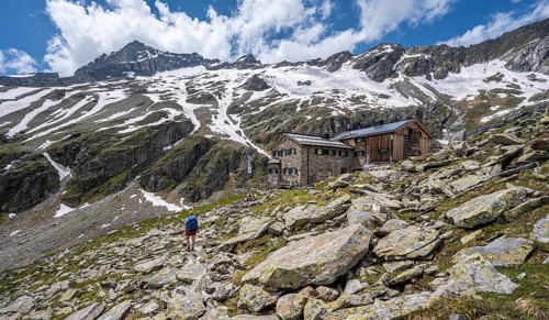 Friesenberghaus in front of snowy mountains
