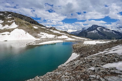 Friesenbergsee with Friesenberghaus in front of snowy mountains