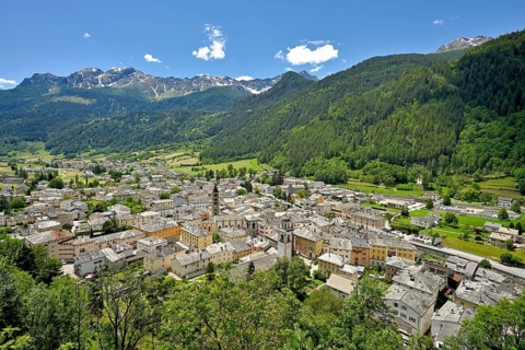 Village view with collegiate church St. Viktor and reformed church in front of mountain scenery
