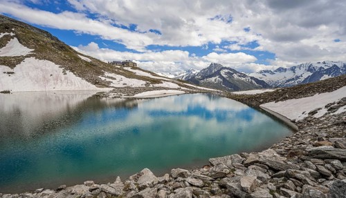 Friesenbergsee with Friesenberghaus in front of snowy mountains