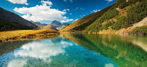 Small mountain lake on the Albula Pass in autumn