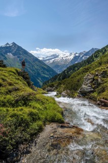 Hiker on the Kesselbach hiking trail