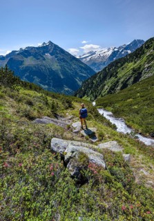 Hiker on the Kesselbach hiking trail