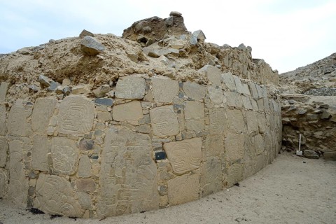 Wall with depictions of warriors and heads