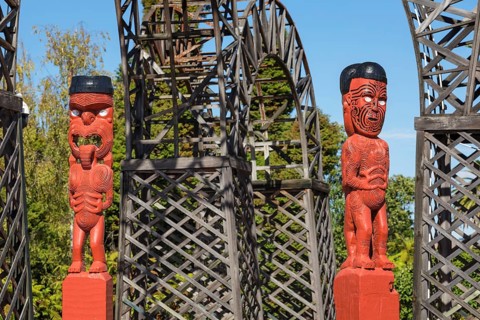 Maori wooden figures in Government Garden