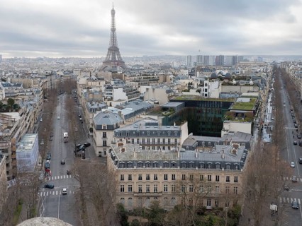 City view of Arc de Triomphe de l'Etoile towards the Eiffel Tower