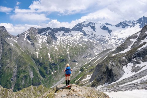Hiker on the descent from the Moerchnerscharte to the Floitengrund