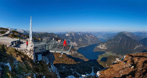 Five Fingers viewpoint with a view of Hallstaettersee