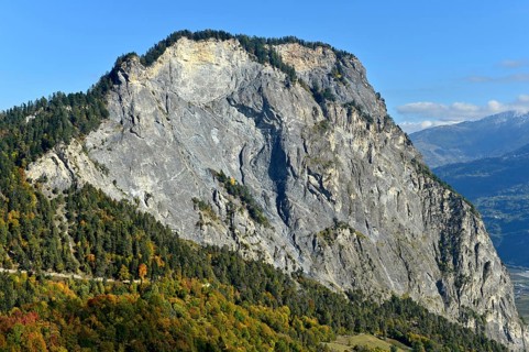 Steep rock face on the south side Ardeve summit